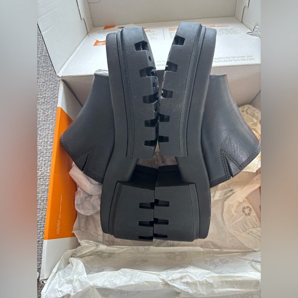 Timberland leather Slide Sandals – Size 8.5 – Brand New in Box - Picture 14 of 16